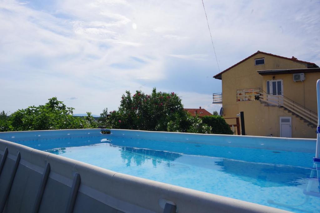 una piscina sul tetto di una casa di Family-friendly apartments with swimming pool Barbat, Rab - 4988 a Rab