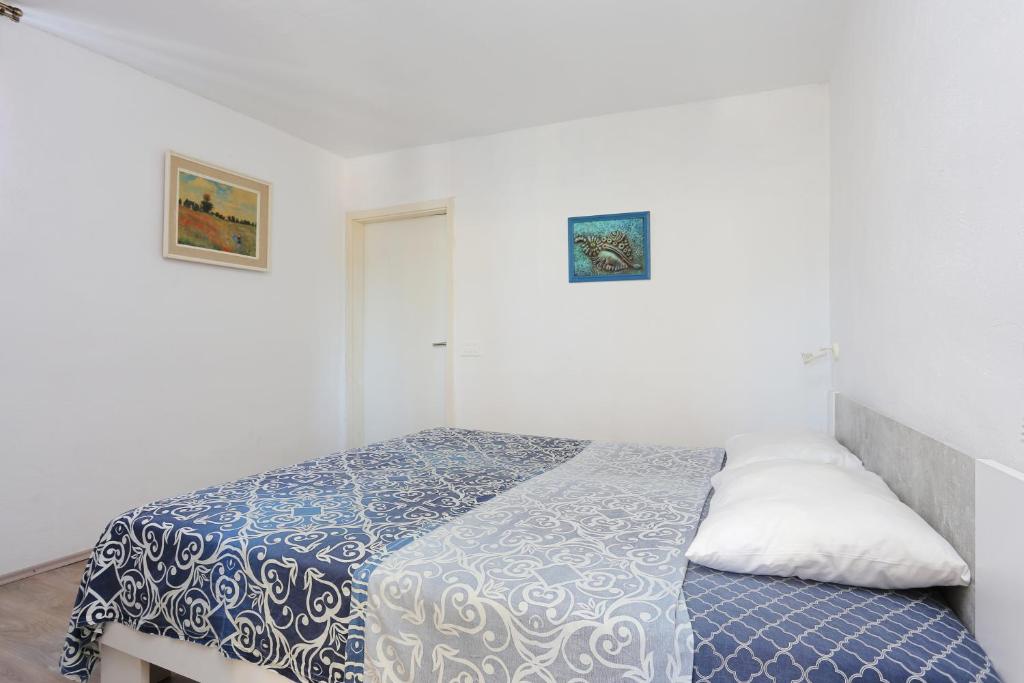 Postel nebo postele na pokoji v ubytování Apartments by the sea Cove Ostricka luka, Rogoznica - 4877