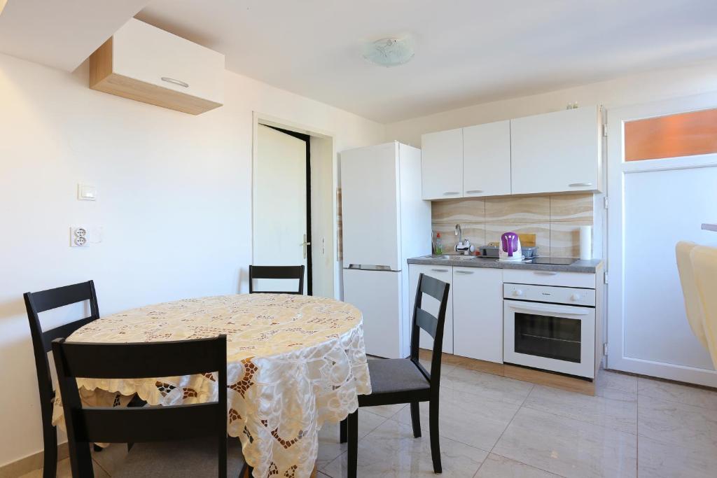 Kuchyň nebo kuchyňský kout v ubytování Apartments by the sea Cove Ostricka luka, Rogoznica - 4877
