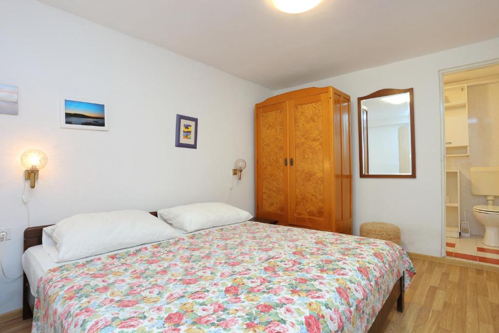 Postel nebo postele na pokoji v ubytování Apartments by the sea Cove Ostricka luka, Rogoznica - 4877