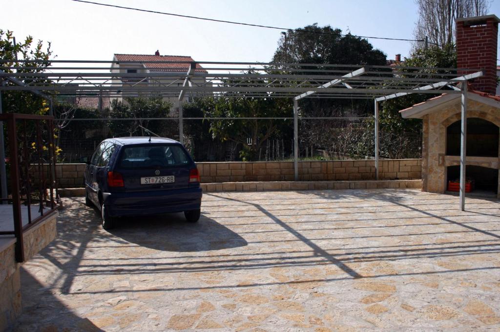 Fotografia z galérie ubytovania Apartments by the sea Duce, Omis - 4852 v destinácii Duće