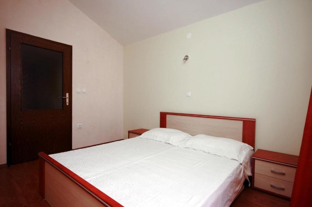 Posteľ alebo postele v izbe v ubytovaní Apartments by the sea Duce, Omis - 4852