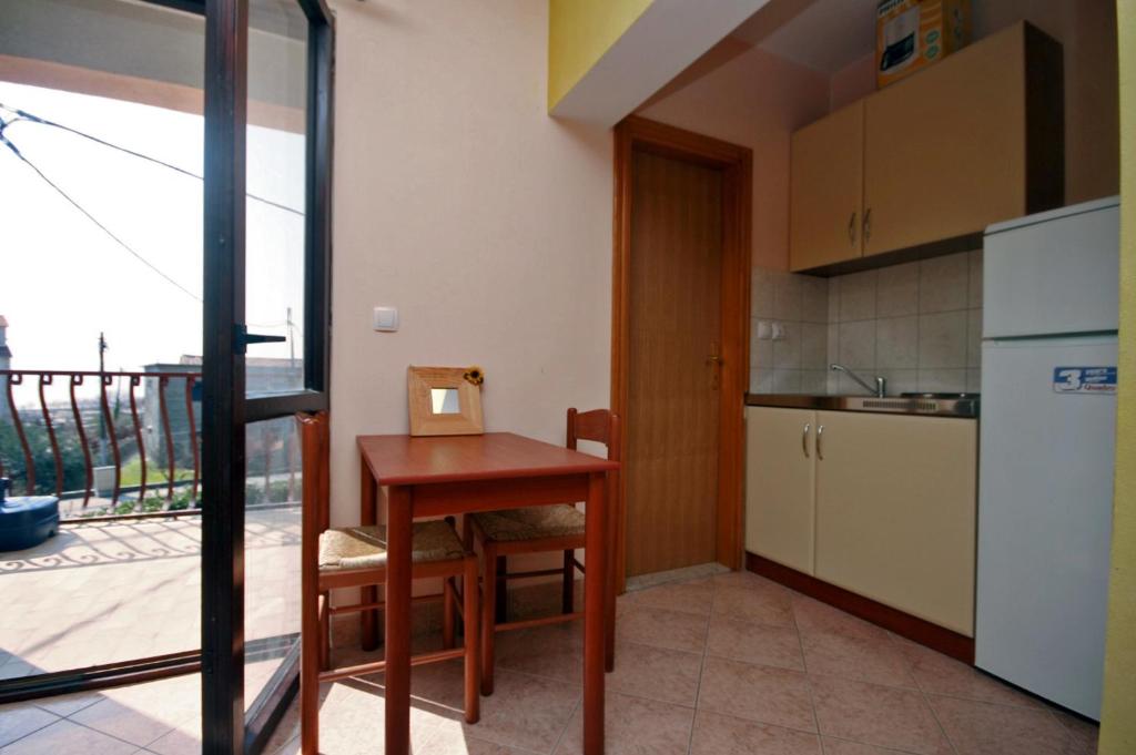 Kuchyňa alebo kuchynka v ubytovaní Apartments by the sea Duce, Omis - 4852