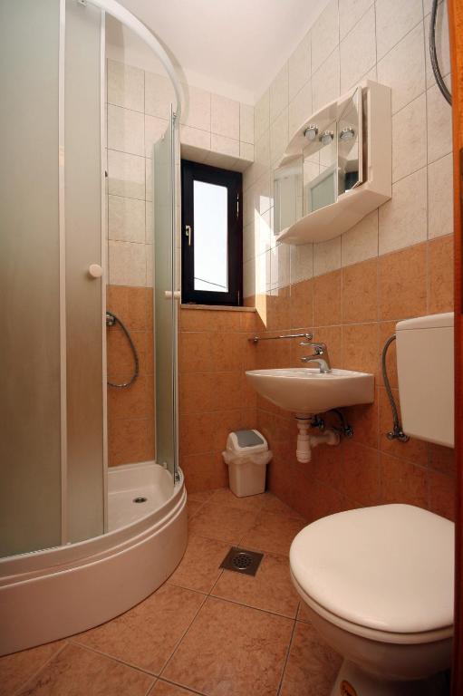 Kúpeľňa v ubytovaní Apartments by the sea Duce, Omis - 4852