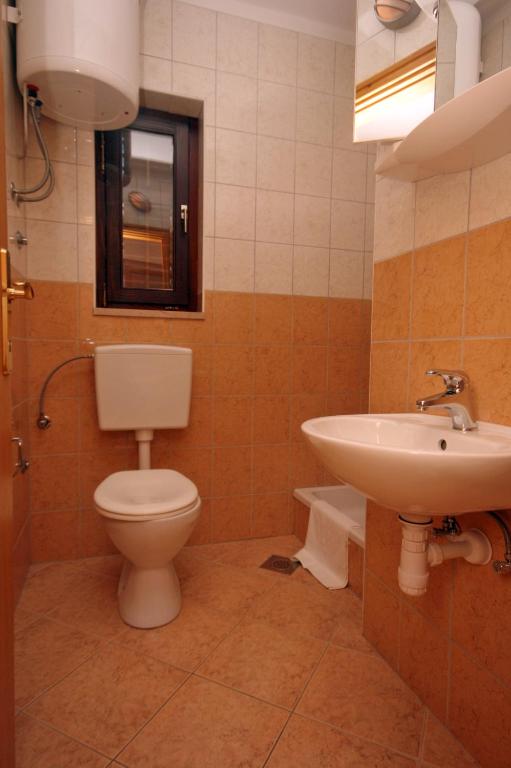 Kúpeľňa v ubytovaní Apartments by the sea Duce, Omis - 4852
