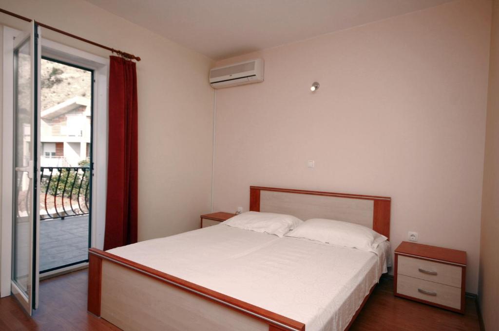 Posteľ alebo postele v izbe v ubytovaní Apartments by the sea Duce, Omis - 4852