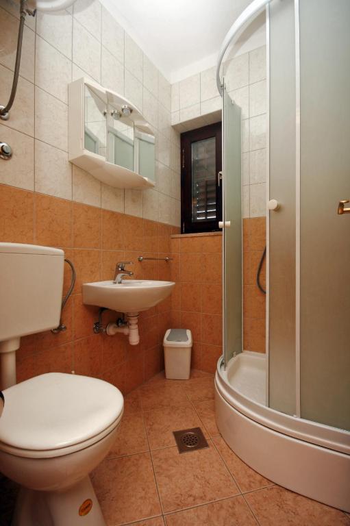 Kúpeľňa v ubytovaní Apartments by the sea Duce, Omis - 4852