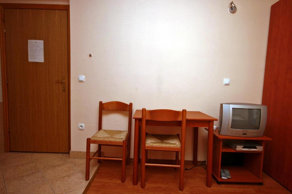 Televízia a/alebo spoločenská miestnosť v ubytovaní Apartments by the sea Duce, Omis - 4852