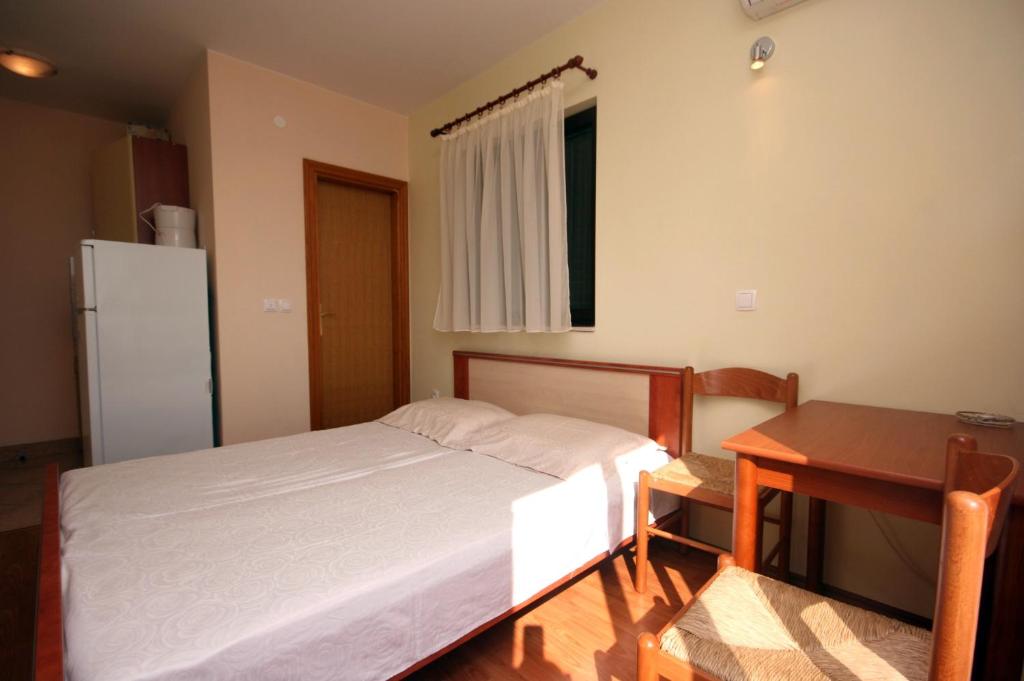 Posteľ alebo postele v izbe v ubytovaní Apartments by the sea Duce, Omis - 4852