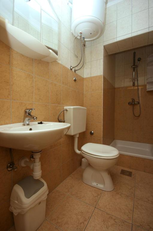 Kúpeľňa v ubytovaní Apartments by the sea Duce, Omis - 4852