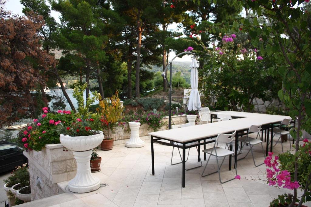 Vonkajšia záhrada v ubytovaní Rooms by the sea Slano, Dubrovnik - 5205