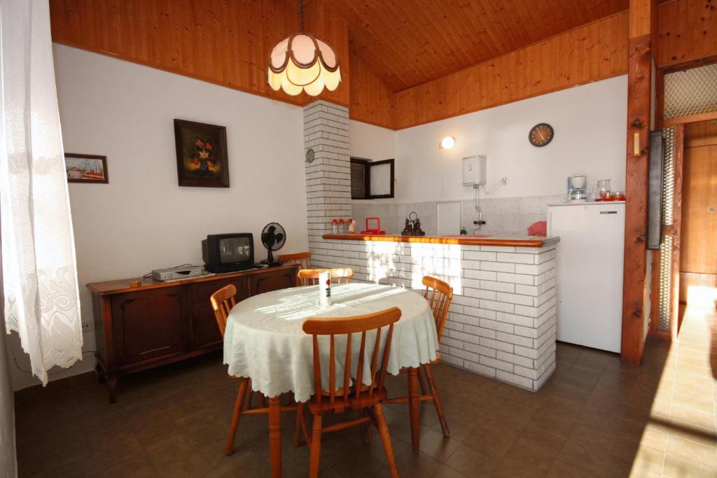Kuchyň nebo kuchyňský kout v ubytování Apartments by the sea Sevid, Trogir - 5221