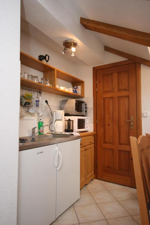 Kuchyňa alebo kuchynka v ubytovaní Rooms by the sea Slano, Dubrovnik - 5205