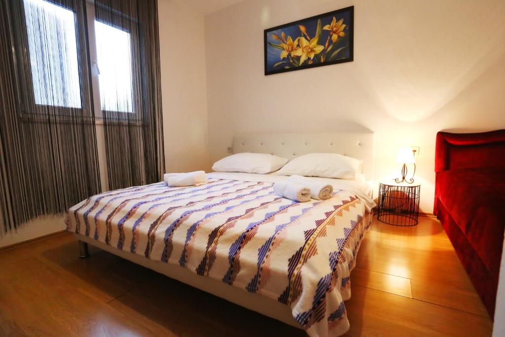 Posteľ alebo postele v izbe v ubytovaní Apartments by the sea Poljica, Trogir - 5199