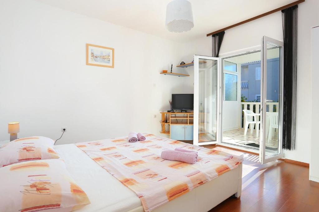 Posteľ alebo postele v izbe v ubytovaní Apartments by the sea Poljica, Trogir - 5199