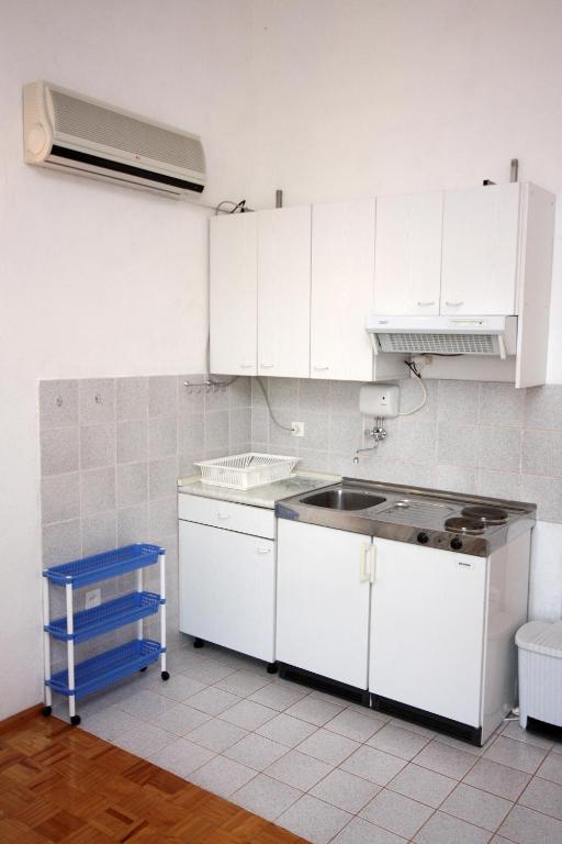 Kuchyň nebo kuchyňský kout v ubytování Apartments by the sea Necujam, Solta - 5162