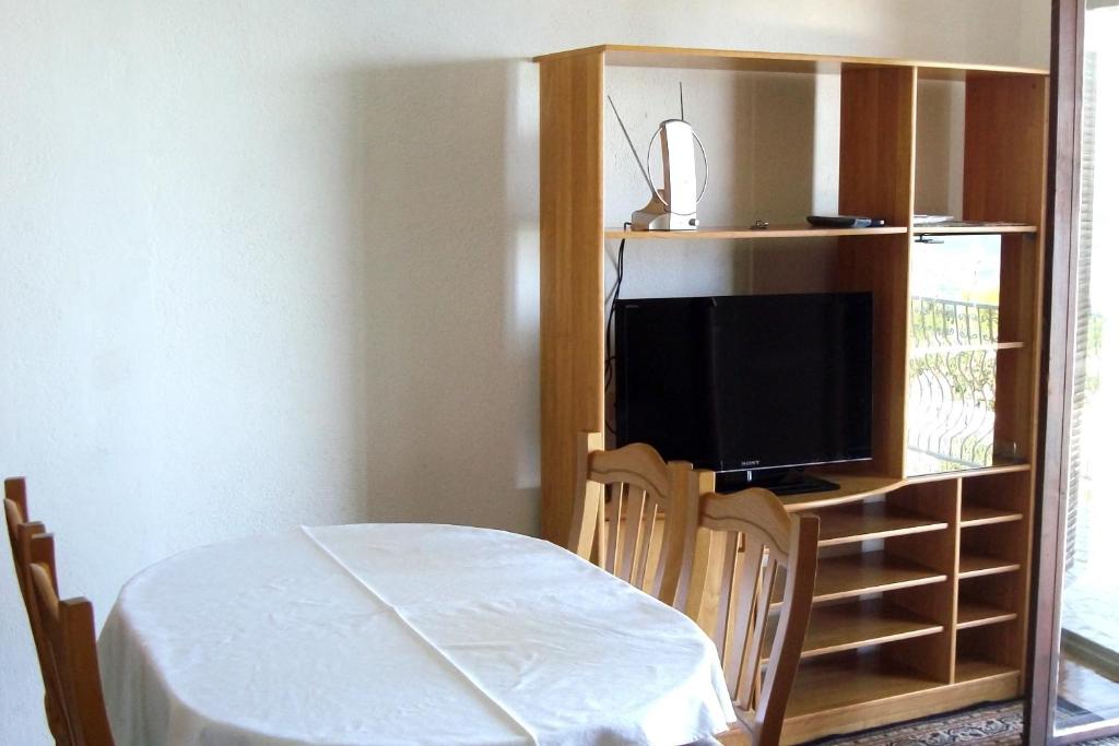 TV a/nebo společenská místnost v ubytování Apartments by the sea Necujam, Solta - 5162