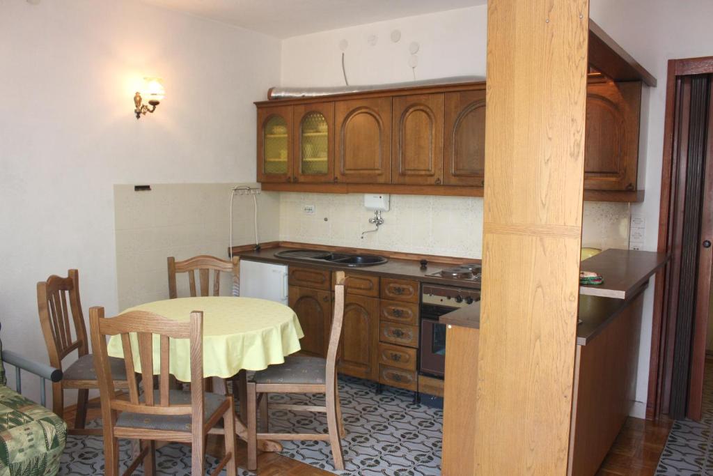 Kuchyň nebo kuchyňský kout v ubytování Apartments by the sea Necujam, Solta - 5162