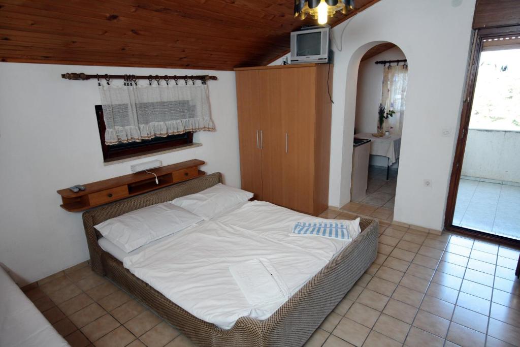 Apartments by the sea Suha Punta, Rab - 5050 - Estudio Con Terraza Y Vista Al Mar