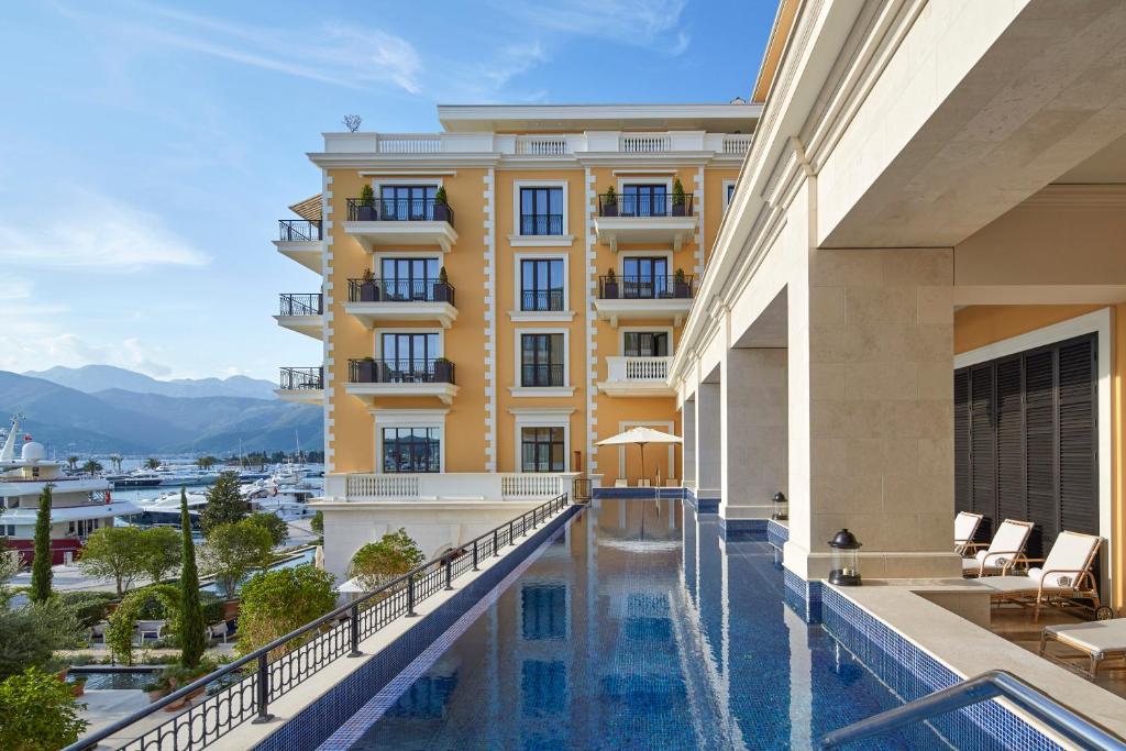 Nespecifikovaný výhled na hory nebo výhled na hory při pohledu z hotelu