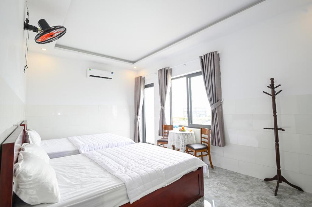 Una cama o camas en una habitación de Ruby Hotel - Tân Uyên - Bình Dương