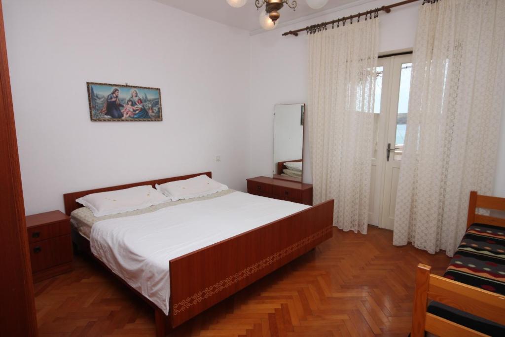Posteľ alebo postele v izbe v ubytovaní Apartments by the sea Kustici, Pag - 6449
