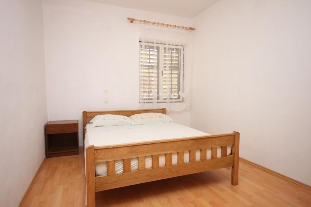 Posteľ alebo postele v izbe v ubytovaní Apartments by the sea Kustici, Pag - 6449
