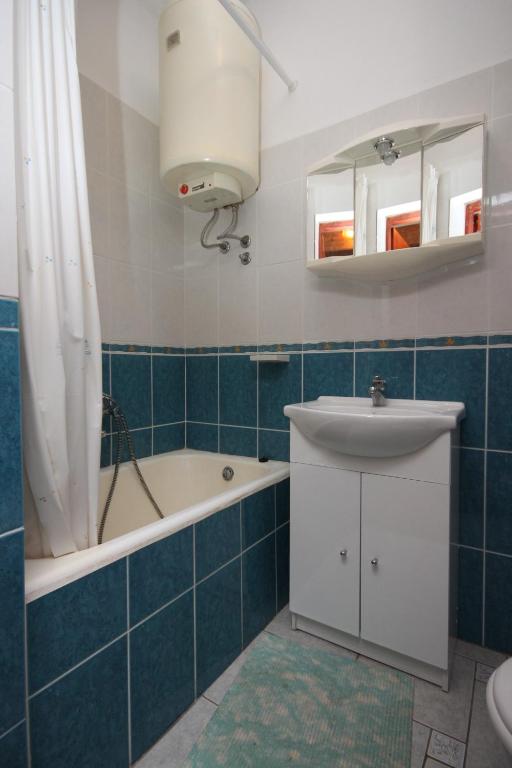Kúpeľňa v ubytovaní Apartments by the sea Kustici, Pag - 6449