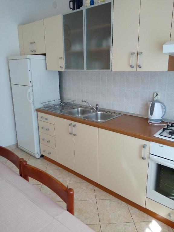 Kuchyňa alebo kuchynka v ubytovaní Apartments by the sea Podgora, Makarska - 6774