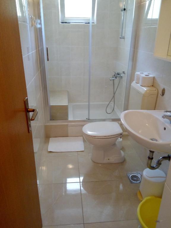 Kúpeľňa v ubytovaní Apartments by the sea Podgora, Makarska - 6774