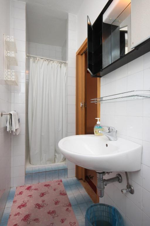 Kúpeľňa v ubytovaní Apartments with parking spaces Makarska - 6784