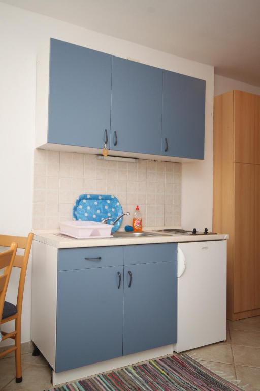 Kuchyňa alebo kuchynka v ubytovaní Apartments by the sea Podgora, Makarska - 6725