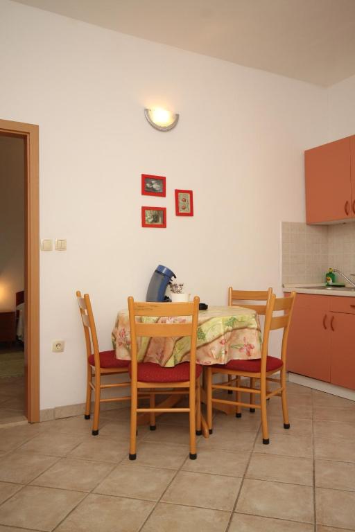 Kuchyňa alebo kuchynka v ubytovaní Apartments by the sea Podgora, Makarska - 6725