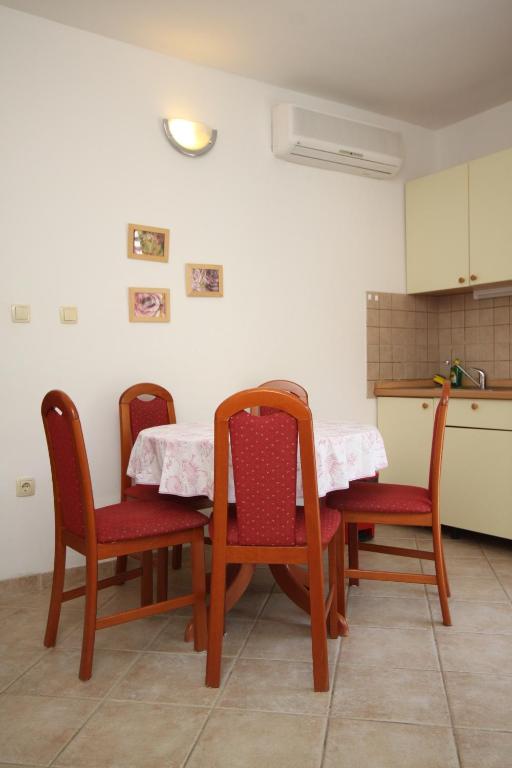 Kuchyňa alebo kuchynka v ubytovaní Apartments by the sea Podgora, Makarska - 6725