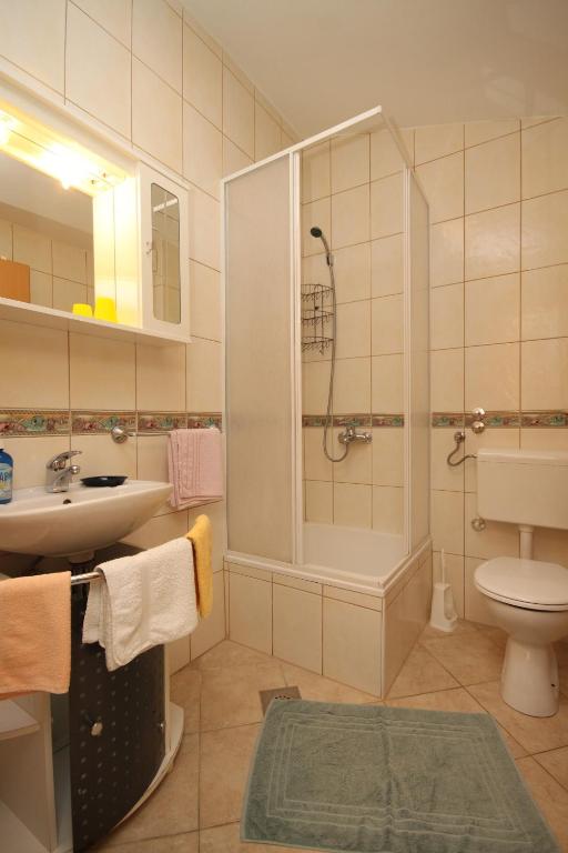 Kúpeľňa v ubytovaní Apartments by the sea Podgora, Makarska - 6725