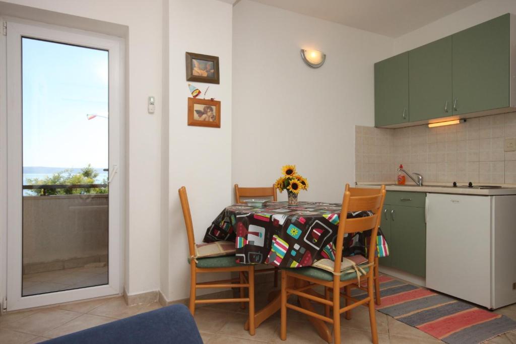 Kuchyňa alebo kuchynka v ubytovaní Apartments by the sea Podgora, Makarska - 6725
