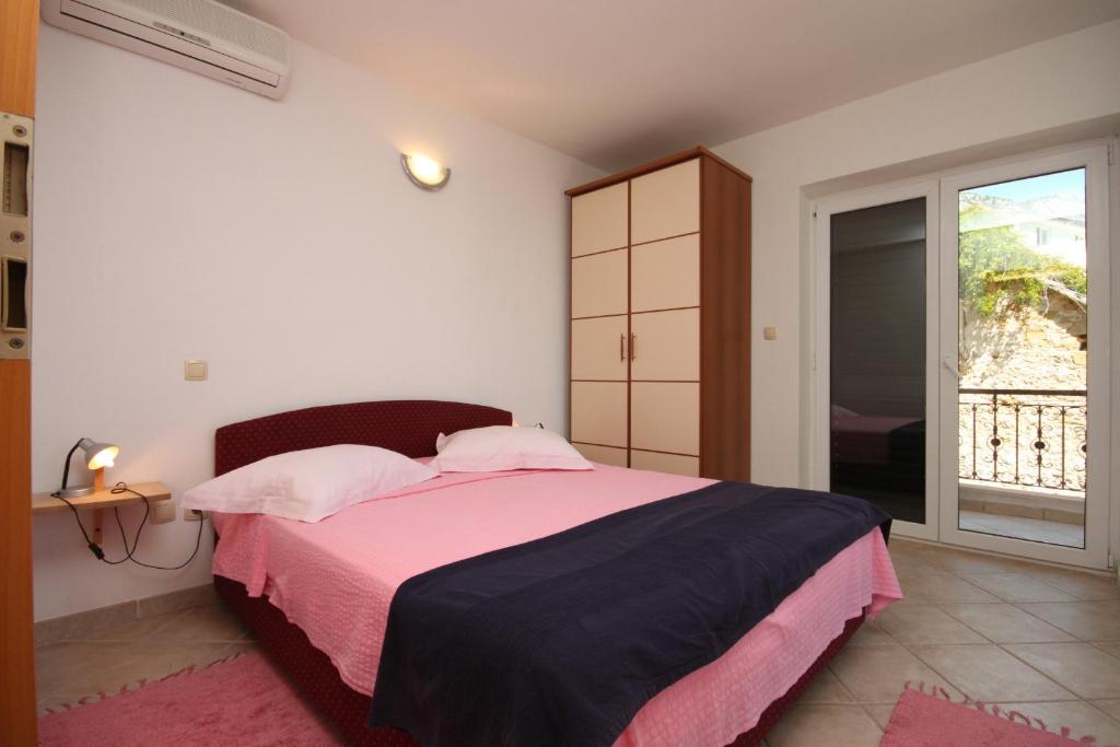 Posteľ alebo postele v izbe v ubytovaní Apartments by the sea Podgora, Makarska - 6725
