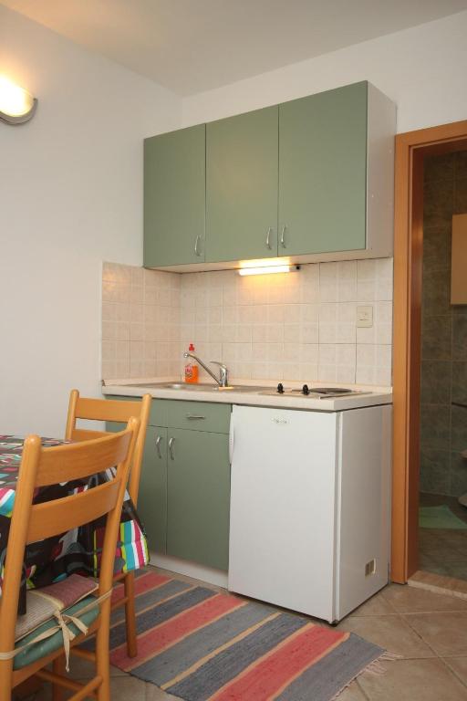 Kuchyňa alebo kuchynka v ubytovaní Apartments by the sea Podgora, Makarska - 6725