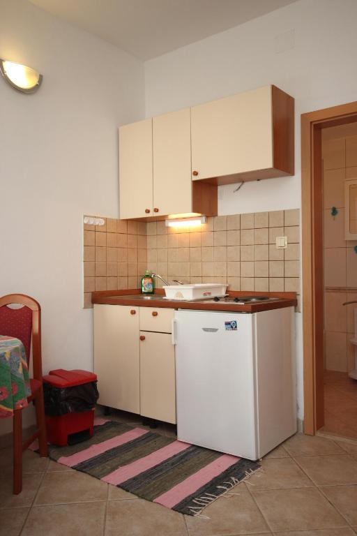 Kuchyňa alebo kuchynka v ubytovaní Apartments by the sea Podgora, Makarska - 6725