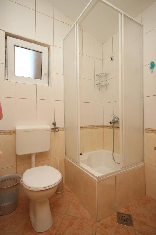 Kúpeľňa v ubytovaní Apartments by the sea Podgora, Makarska - 6725