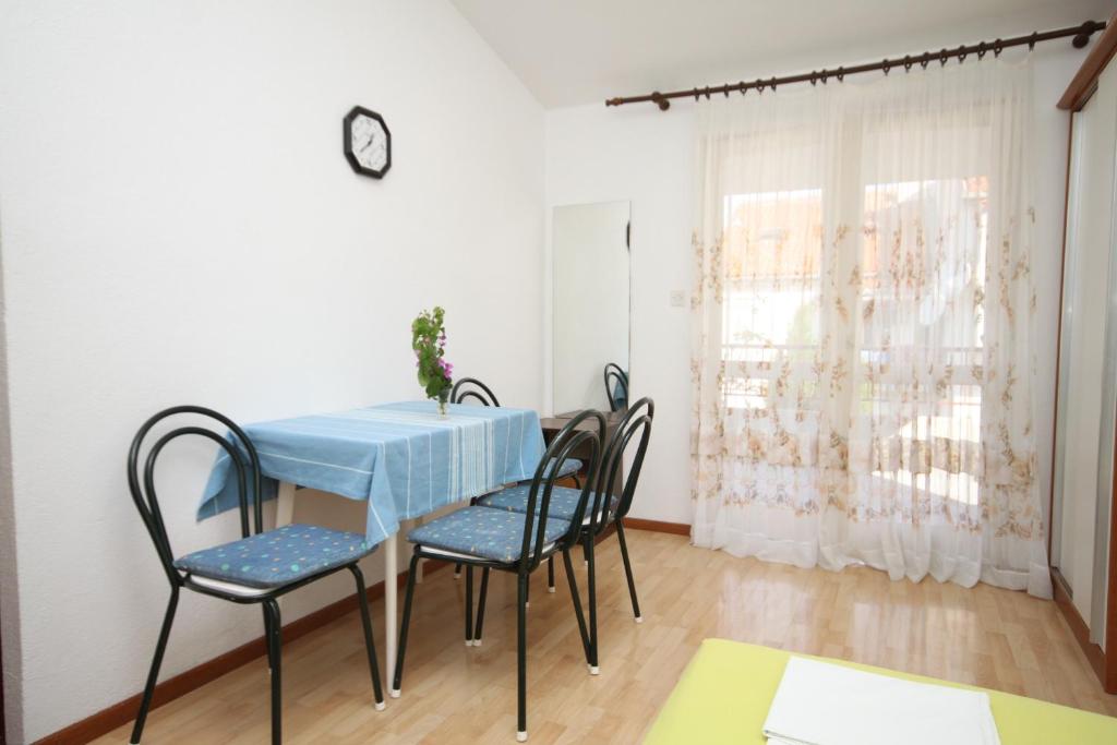 Fotografia z galérie ubytovania Apartments with a parking space Makarska - 6691 v destinácii Makarska