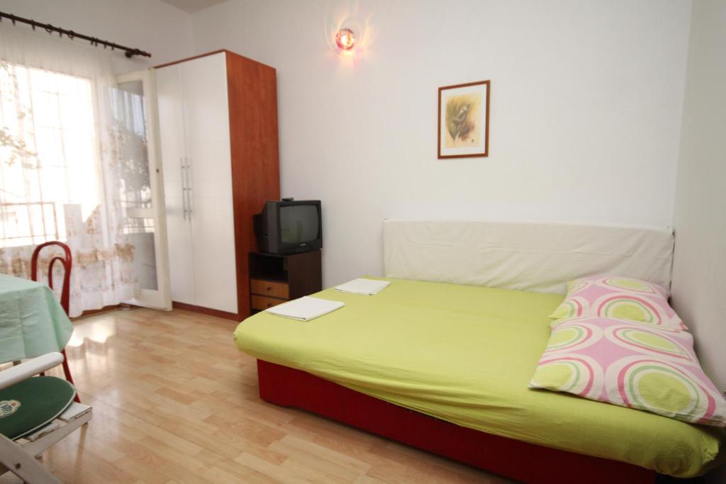 Posteľ alebo postele v izbe v ubytovaní Apartments with a parking space Makarska - 6691