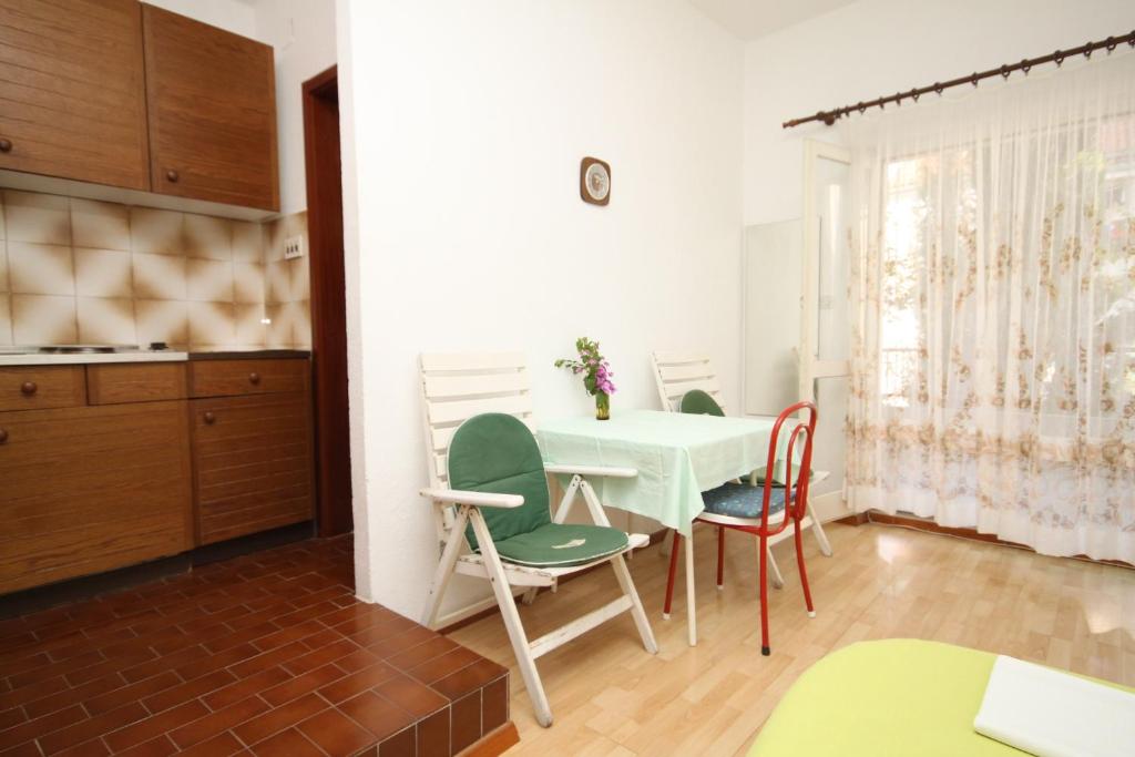 Kuchyňa alebo kuchynka v ubytovaní Apartments with a parking space Makarska - 6691