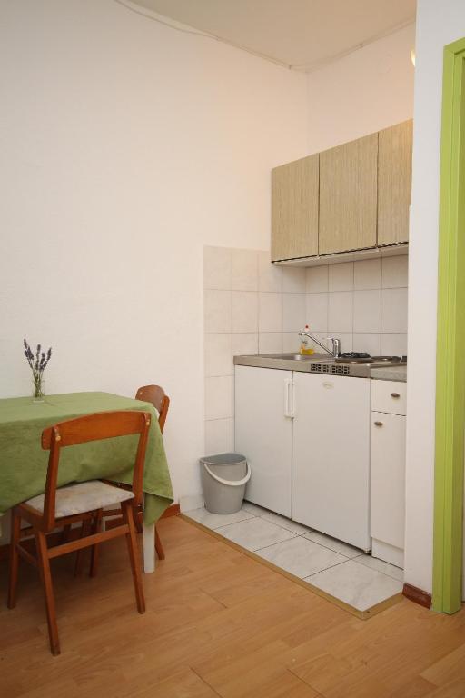 Kuchyňa alebo kuchynka v ubytovaní Apartments with a parking space Makarska - 6691