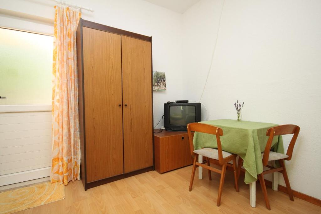 Televízia a/alebo spoločenská miestnosť v ubytovaní Apartments with a parking space Makarska - 6691