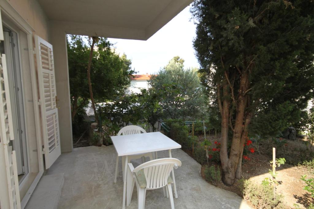 Vonkajšia záhrada v ubytovaní Apartments with a parking space Makarska - 6691