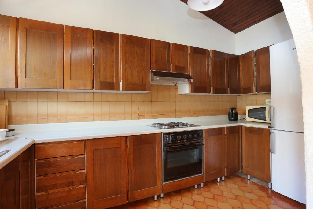 Kuchyňa alebo kuchynka v ubytovaní Apartments by the sea Igrane, Makarska - 6653