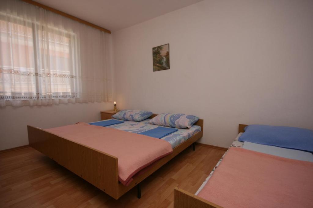 Postel nebo postele na pokoji v ubytování Apartments by the sea Podaca, Makarska - 6874