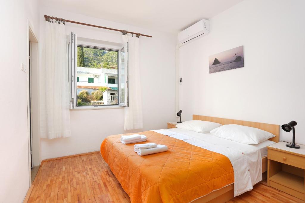 Posteľ alebo postele v izbe v ubytovaní Apartments by the sea Igrane, Makarska - 6653