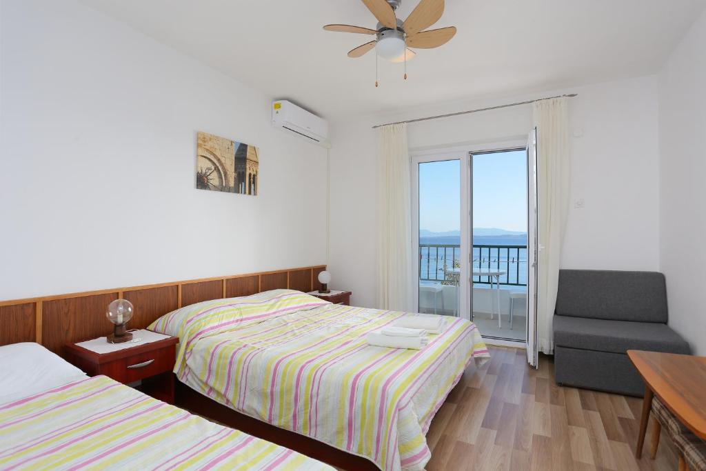 Posteľ alebo postele v izbe v ubytovaní Apartments by the sea Igrane, Makarska - 6653